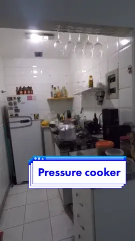 Responder @camillagaspechosk panela de pressão é sempre um perigo.  #pressurecooker #paneladepressão