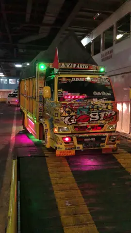 Truck Anti Gosip Turun Kapal #truck #truk #truk_oleng #trukmaniaindonesia #antigosip #trukoleng #fypシ #fyp #andribotox