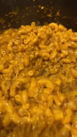 No more 🙅🏾‍♀️ boxed version of Hamburger Helper after this recipe!! Homemade Cheeseburger Macaroni 🙌🏾 An easy one pot meal that everyone will love