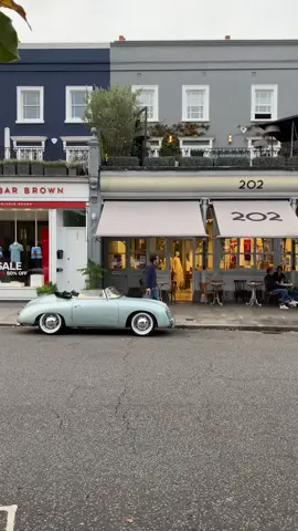 Notting Hill vibes 🇬🇧 #thisislondon #london #londontown #visitlondon #londoncity #nottinghill #classicporsche #classiccar #vintagecar #vintage