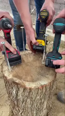 as melhores parafusadeiras em uma demonstração de força e eficaz. #ferramentas #parafusadeira #milwaukee #makita #dewalt #maridodealuguel #montadordemoveis #montador #RockinRioEuVou #BellaChallenge #mobilia #moveislourencost #moveis #vendatiktok