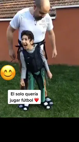 Papá ayudó a su hijo con parálisis cerebral a jugar fútbol con su ayuda❤️ #foryoupage #viralvideo #hijo #amor #papa #futbol