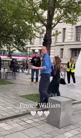 When you randomly run into Prince William in London 😅👑👏🏽 #PrinceWilliam #DukeOfCambridge #HRH #RoyalFamily #KingWilliam #WilliamAndKate #London