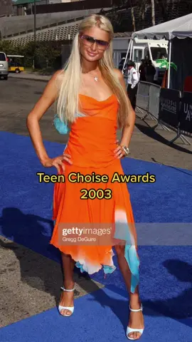 kobe 🤎 #teenchoiceawards #2000s #lowwaistedjeans #parishiltin #kobebryant #lizziemcguire #film #nikeloedeon #tb #cinema #redcarpet #carpet #celebrity