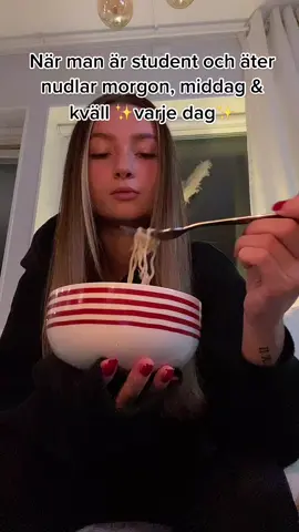 Kostcirkeln kan ju slänga sig i väggen🍜✨ #goodsoup #noodlefam #nobelmiddag #livetsomstudent #näringsrikmat #fyp #foryou