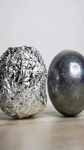 ¿Es posible hacer una bola de metal con papel Aluminio?   Lo puse a prueba y esto pasó