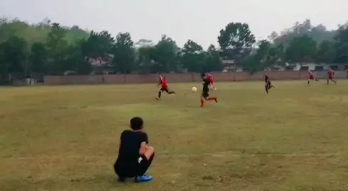 musuh lari bawa bola gaboleh lolos !