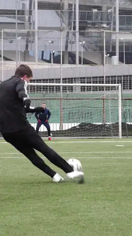 The movement on the ball is crazy 🤯 [via @SlavaChernenko]