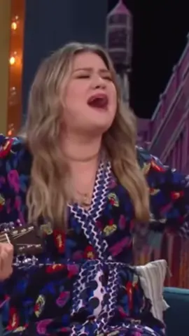 #kellyclarkson AND #Chrismartin ?? HECK YEA🥰👏 #kellyclarksonshow #viral #2000s #fyp #sing #music