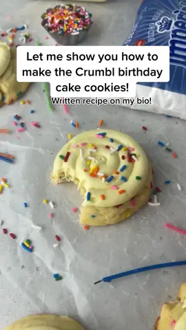 If tou like birthday cake and funfetti treats you have to try this! #homemadecookies #birthdaycakecookie #crumblrecipe #sponsored @imperialsugar