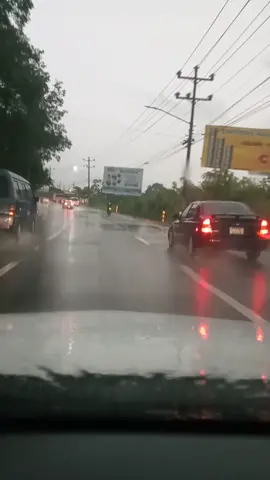 música bajo la lluvia. bueno casi. en el auto.