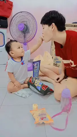 โมเม้นน่ารักของลูกสาวกับปาป๊าเขา❤️ ตื่นมาป้อนขนมกันตอน 02:18 น. #ครอบครัวทอมดี้👩‍👩‍👧  #เด็กกิฟต์