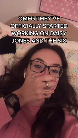 IM SO READY #daisyjonesandthesix #taylorjenkinsreid #samclaflin #sukiwaterhouse #rileykeough #daisyjones #billydunne #BookTok #fypシ