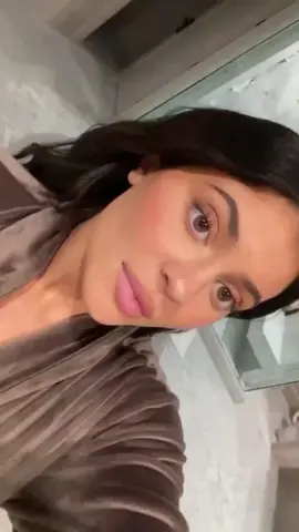 Boss bae @kyliejenner shows us how she uses makeup melting cleanser to remove her daily glam ✨