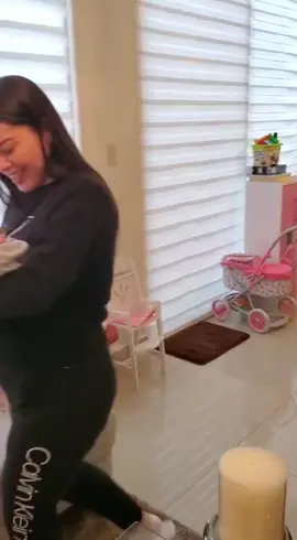 Ana Sofi conoce a su hermano. Los amo hijos, son mi vida entera. Gracias Dios por esta bendición tan hermosa.💖💙