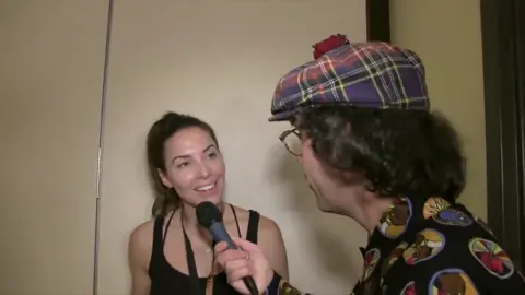 The Original ! Nardwuar vs. Whitney Cummings ! Doot doo ! #howdoyouknowthat #arewefallinginlove #whitneycummings #nardwuar #dootdoo