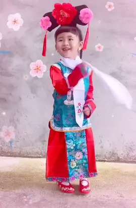 你好！Nǐ hǎo 👋🏻👋🏻Tiểu Cách Cách 🥰😍Trông Hoàn Châu Cách Cách có lỗi ko cơ chứ 🤣#cổ_trang 🇨🇳