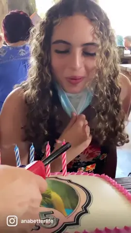 El aire ?? 🤣🤣… #fyp #daughter #birthday #funnyvideos #latinos #fypシ #tiktok #pranks