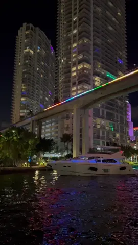 Otra noche en Miami 🌃 #miami #miaminights #miaminightlife #florida #brickell #brickellmiami #brickellcitycenter #citycentre #citycenter #night #noche
