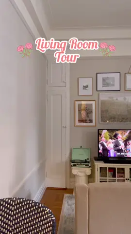 making the most of this smol nyc apt 🥰 #nycapartmenttour #apartmentdecor #gilmoregirls