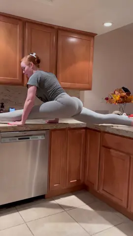 when you’re missing an kitchen island for the challenge 😂 #flexiblechallenge #flexibilitychallenge #redhead
