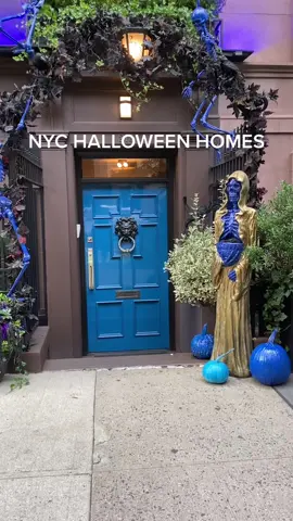 Halloween homes #halloweenhomedecor #halloweenhome #halloweenhaunt #nycatreets #townhome #brownstone #homedecor #funhouse #skeleton #nyc