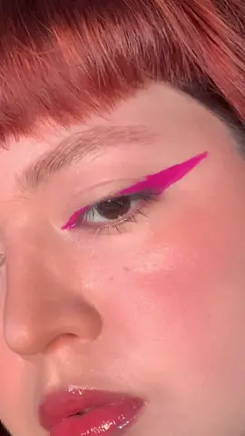 thicccc eyeliner #StudentSectionSauce #graphicliner #delineadografico #makeupeditorial #maquillajeartistico #parati