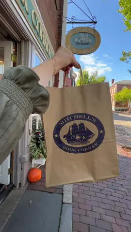 📍Come with me to Mitchell’s Book Corner on #Nantucket 📖 #books #comewithme #BookTok #elinhilderbrand #beachreads #booktoker #whatiread #book #preppy
