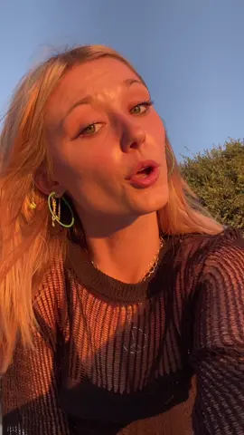 🧍🏼‍♀️