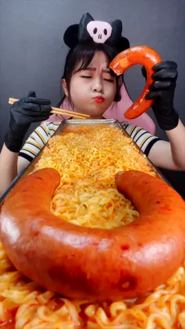 오늘은 ❤️신상❤️ 로제 불닭볶음면 4개에 킬바사 소세지 2개 먹어봤어요. …개인적으로 기대 이하의 맛이었습니다.. 까르보불닭 최고.. 킬바사 없었으면 못먹었을지도..😕.. Today, I tried 4 bags of rose bulk stir-fried nodles and 2 Kilvasa sausages!#틱톡푸드 #틱톡먹방 #foryou #틱톡순삭 #돼끼 #면치기챌린지 #추천 #tiktokfood #tiktokmukbang #70cm먹방