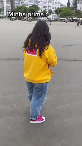 Lacrando na praia 🤣 #praia #moletom #estranha