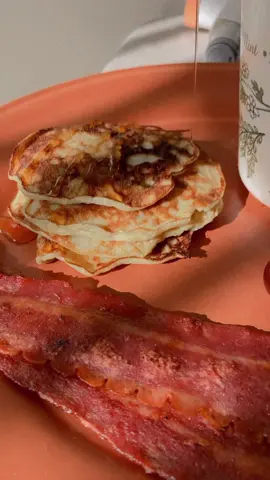 2 ingredient pancakes w| turkey bacon, grapes & a coffee 😋 🙌🏻 #sixfixchallenge #breakfast #weightlossjouney #mexicantiktok #postpartumweightloss