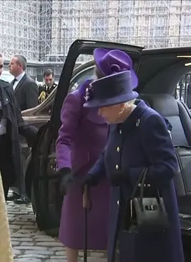 The first time the Queen has used a walking cane in public 🥺😭❤️👑 #TheQueen #QueenElizabeth #PrincessAnne #PrincessRoyal #HRH #RoyalFamily #Monarchy