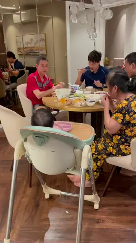 Khi cả nhà ăn cơm ,2 ce tự túc là hp😀#nina_chu #nguyenhien #embe #giadinh