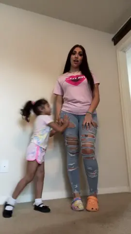 This video took me 30 mins to film and like 1000 tries😮‍💨naya does not follow instructions at all😭 #baby #twinnem #bestie