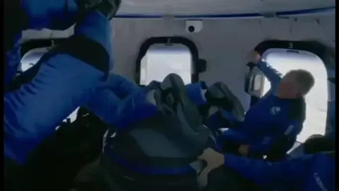 Capitão Kirk': ator de 'Jornada nas estrelas' vai ao espaço com a Blue OriginWilliam Shatner, intérprete do personagem, fez 'bate-volta' de 10 minut