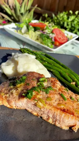Salmón al sartén con limón 🍋y mantequilla. 🧈 #mashpotatoes #IKnowWhatYouDi  #fypage  #salmonrecipe #TreatiestCupContest   #ForYouPizza