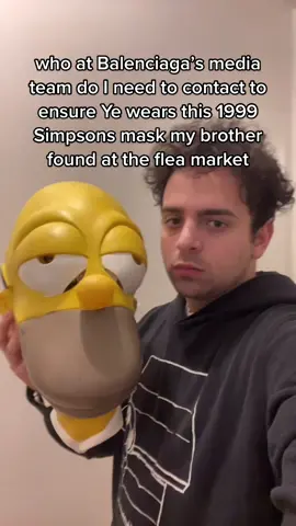 It’s not like @Balenciaga just launched a simpsons collab or anything and Ye’s only seen wearing masks now🤷🏼‍♂️ #Ye #balenciaga #kanyewest #simpsons