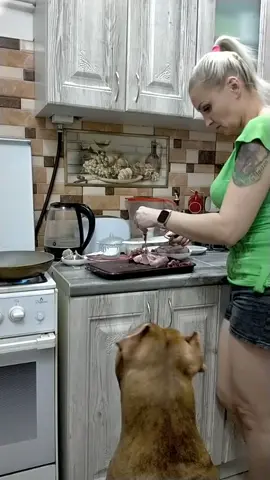Как всегда помогает готовить 😂