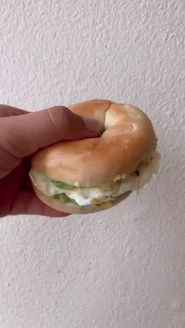 Quick Bagel Sandwich 🥯 🍳 🥑 🥰 #Simplerecipes #sixfixchallenge   #caloriedeficitmeals #postpartum #weightlossjourney #postpartumweightloss