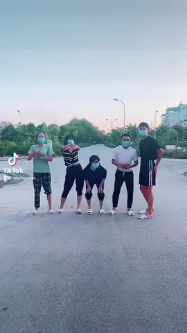 Các bạn lên nhìn chị đúng giữa và anh quần đùi thôi nhá 🤣🤣#HoàngĐức14 #Phươngsuri #Thuỵuly #hữuTân@suri1988hd