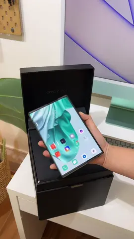 I mean… 😱 This is actually my first time using a rollable phone! #OppoX2021 #techtok #techreviewph