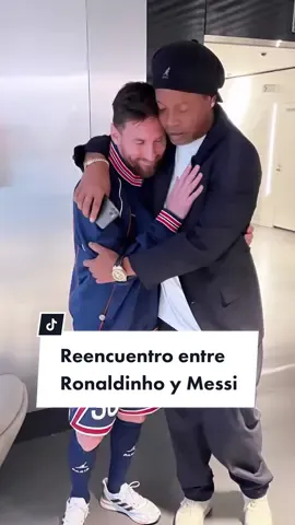 ¡Esto es hermoso! 😍 Imágenes que te dan gusto ver 👍 Así fue el reencuentro entre Ronaldinho y Messi en el Parque de los Príncipes 🏟️ #ronaldinho