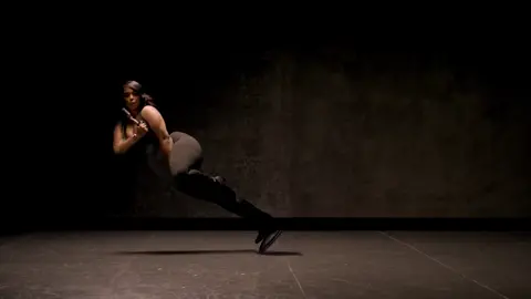 How @mttalves and I achieved the mic scene from @Ciara iconic video Promise! We had 2 dancers controlling the mic & used FX to remove them #cilloween!