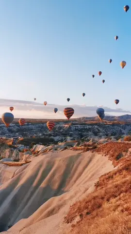 Beautiful Cappadokya 🥰💕#cappadocia #turkey #goreme#goremenationalpark #cappadokya #goreme #balloon #balloons #sunriseincappadocia #sunrise #каппадокия2021 #кападокия #рассветвкаппадокии #полетнавоздушномшаре #воздушныешары #красивоевидео #рассветвтурции #турция #летящиевнебеса #пуиешествия #travel