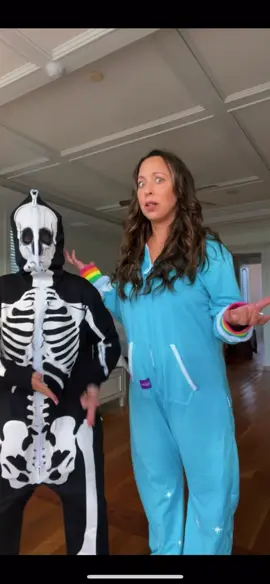 HAPPY HALLOWEEN!! 🎃 What’s ur fave candy? 🍭 @lillybketchman @stacey_ketchman