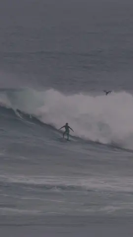 Poesia e adrenalina se misturam nas ondas de Nazaré. A temporada por aqui tá on e já tá pegando fogo com os melhores do mundo na água. Toca o play pra ver @lucasfinkrj @lucaschumbo e @justinedupont33 em ação! 🔥 #GigantesNoTikTok #gigantesdenazare #surfing #adrenaline #adrenalina