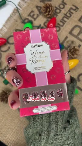 YOU CANT BEAT REUSABLE?! Oh what.. they’re $13-$15 too. 🤌It’s basically a no brained, head to the link in my bio and grab you some Christmas nails 😍🎄#christmanmaniinspo2021 #christmasmani #manicure #maniinspo #momlife #momstatus #momstyle #boymama #momonabudget