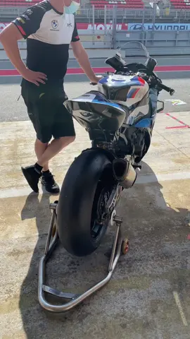 You don't even need to rev it to get the chills! 🤩 #M1000RR #MakeLifeARide #NeverStopChallenging #BMWMotorrad