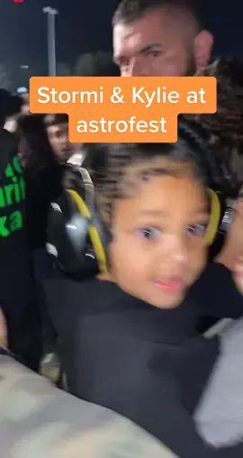 #Stormi really hit them with the peace sign😂✌️ via: @user1990422288232